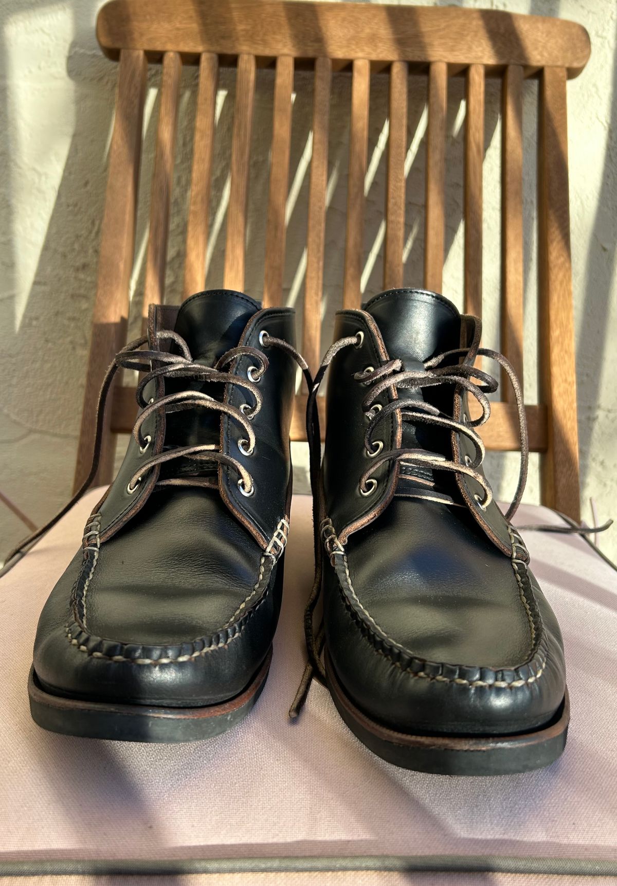 Photo by BxPx on December 5, 2022 of the Eastland Seneca Camp Moc Chukka in Horween Black Chromexcel.