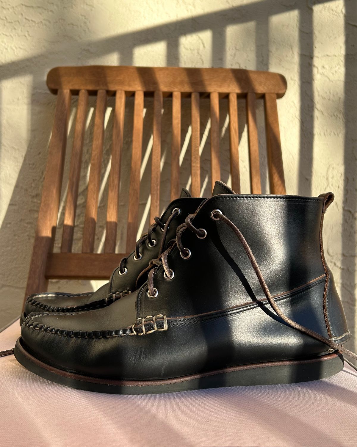 Photo by BxPx on December 5, 2022 of the Eastland Seneca Camp Moc Chukka in Horween Black Chromexcel.