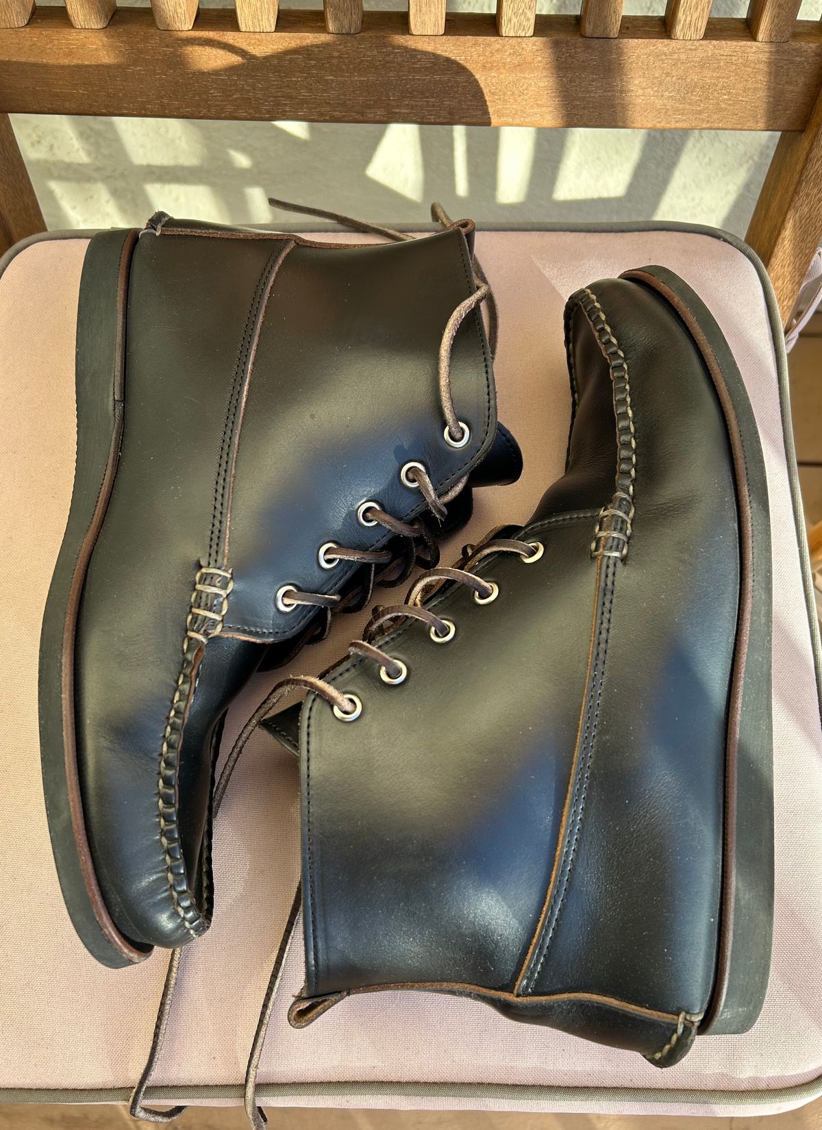 Photo by BxPx on December 5, 2022 of the Eastland Seneca Camp Moc Chukka in Horween Black Chromexcel.