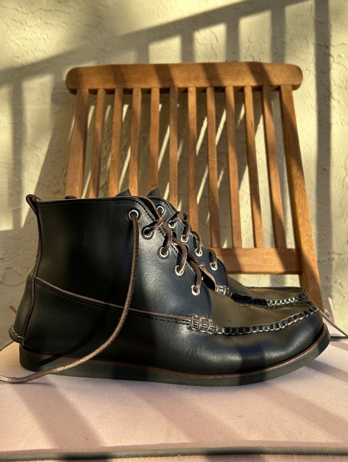 Photo by BxPx on December 5, 2022 of the Eastland Seneca Camp Moc Chukka in Horween Black Chromexcel.