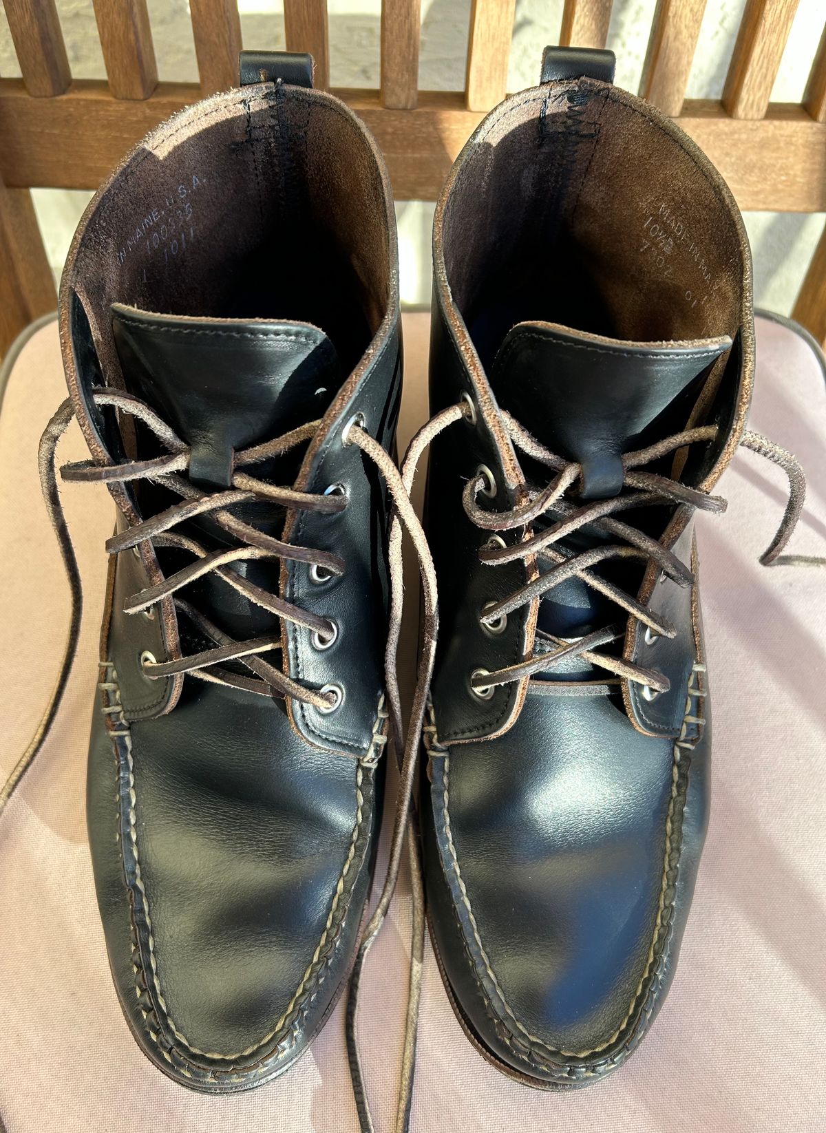 Photo by BxPx on December 5, 2022 of the Eastland Seneca Camp Moc Chukka in Horween Black Chromexcel.