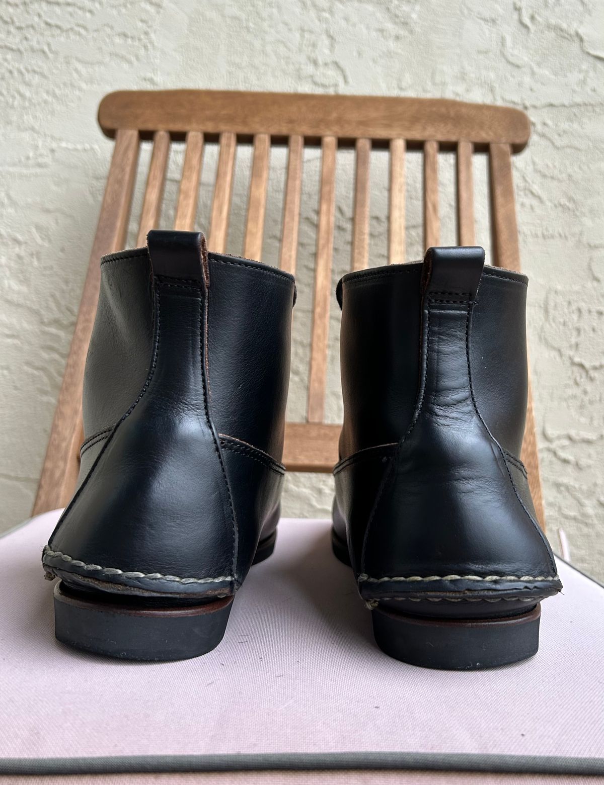 Photo by BxPx on January 2, 2023 of the Eastland Seneca Camp Moc Chukka in Horween Black Chromexcel.