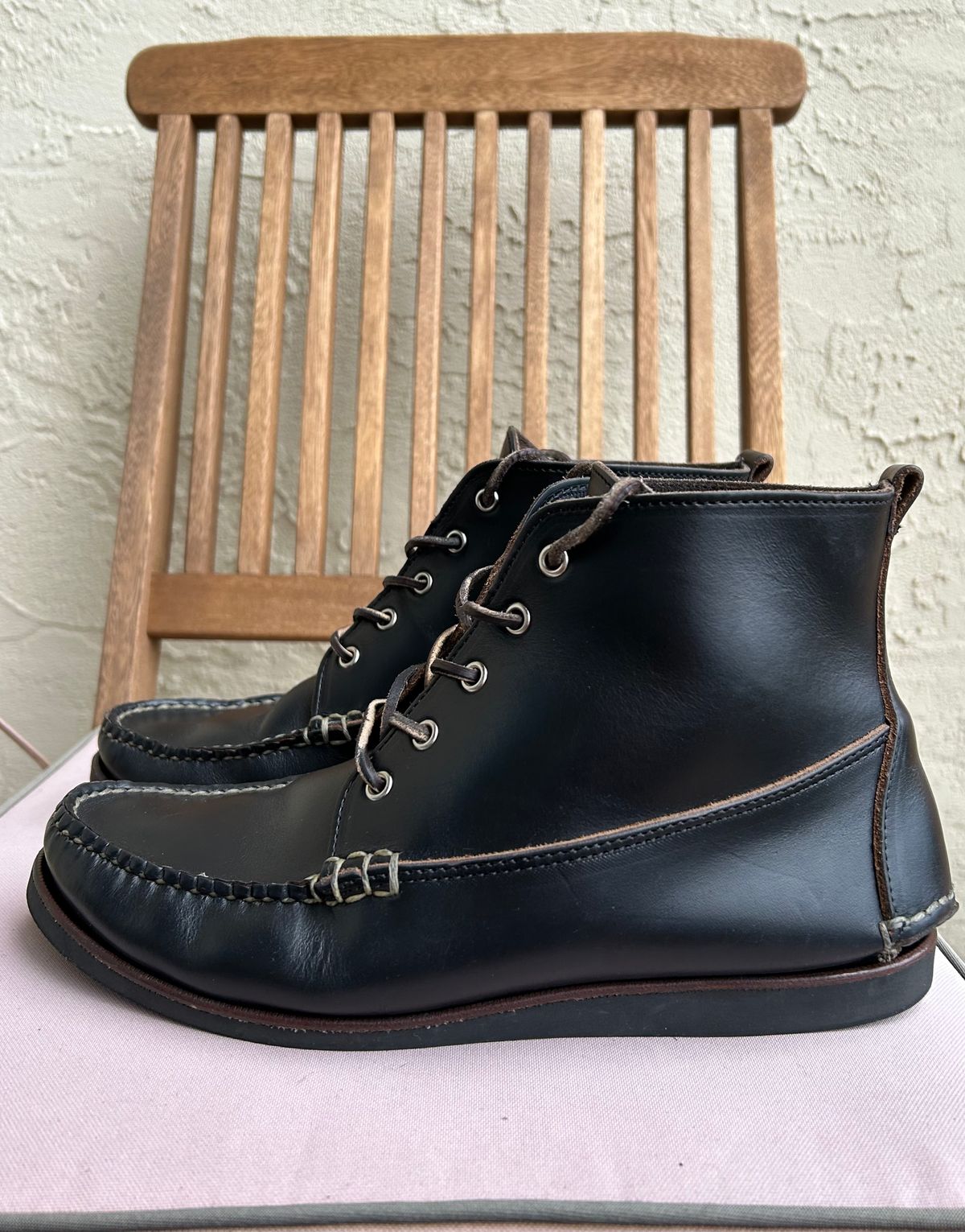 Photo by BxPx on January 2, 2023 of the Eastland Seneca Camp Moc Chukka in Horween Black Chromexcel.