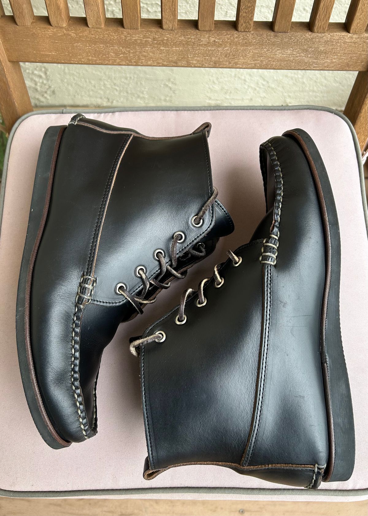 Photo by BxPx on January 2, 2023 of the Eastland Seneca Camp Moc Chukka in Horween Black Chromexcel.