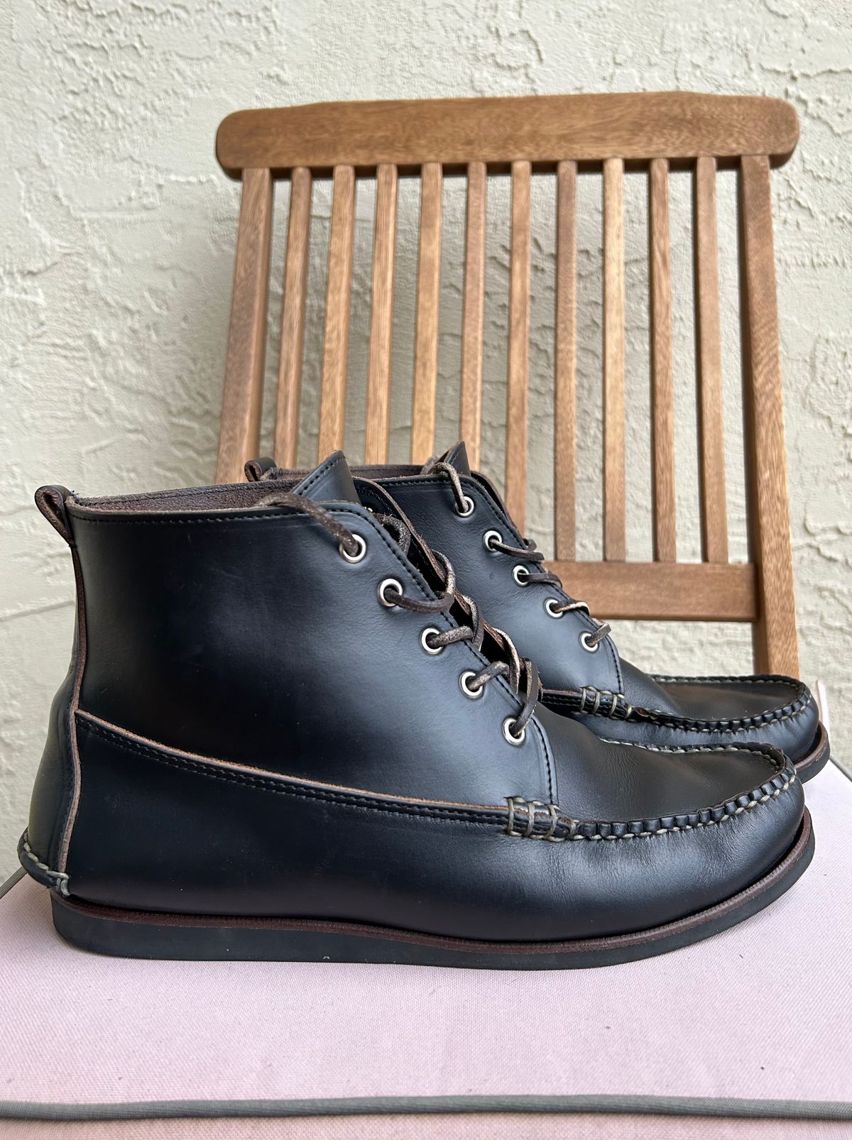 Photo by BxPx on January 2, 2023 of the Eastland Seneca Camp Moc Chukka in Horween Black Chromexcel.