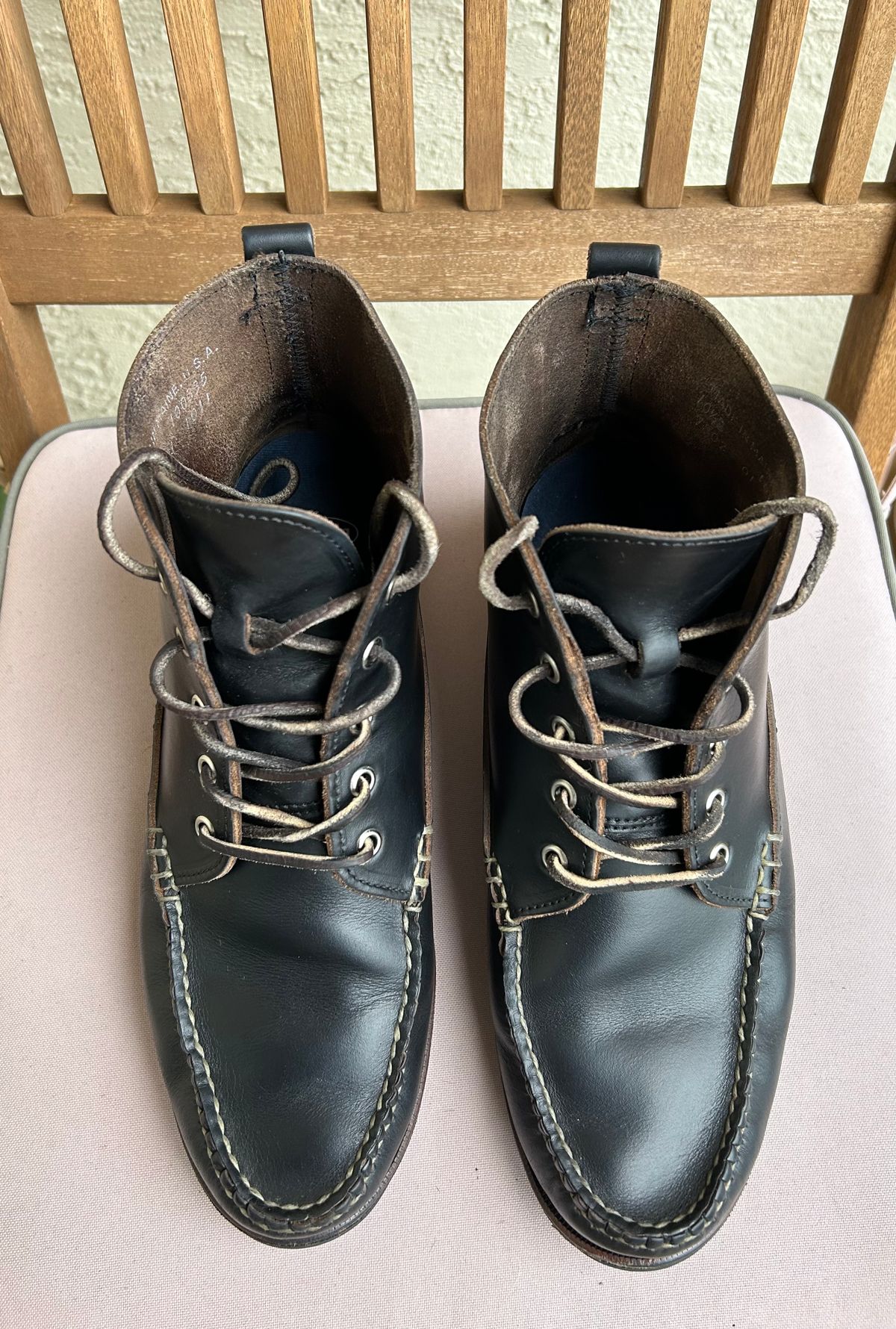 Photo by BxPx on January 2, 2023 of the Eastland Seneca Camp Moc Chukka in Horween Black Chromexcel.