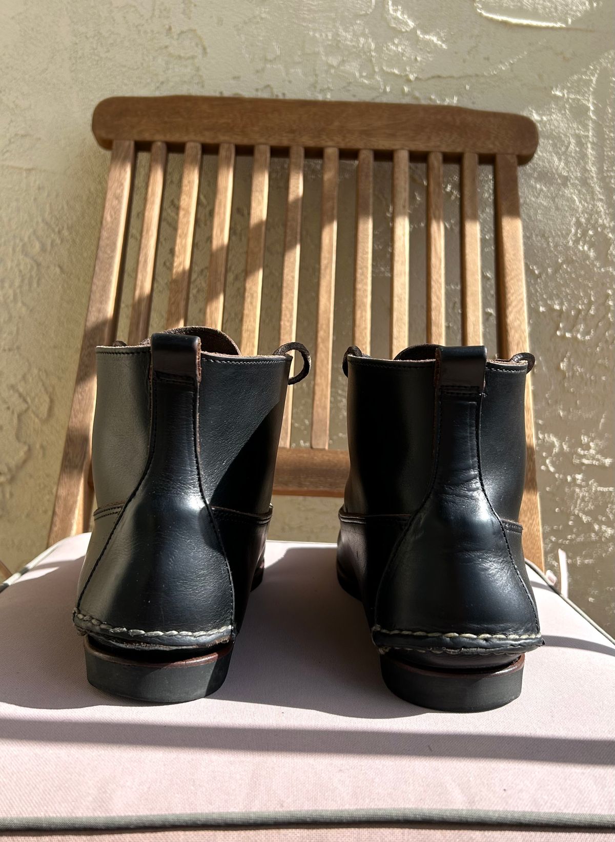 Photo by BxPx on February 5, 2023 of the Eastland Seneca Camp Moc Chukka in Horween Black Chromexcel.