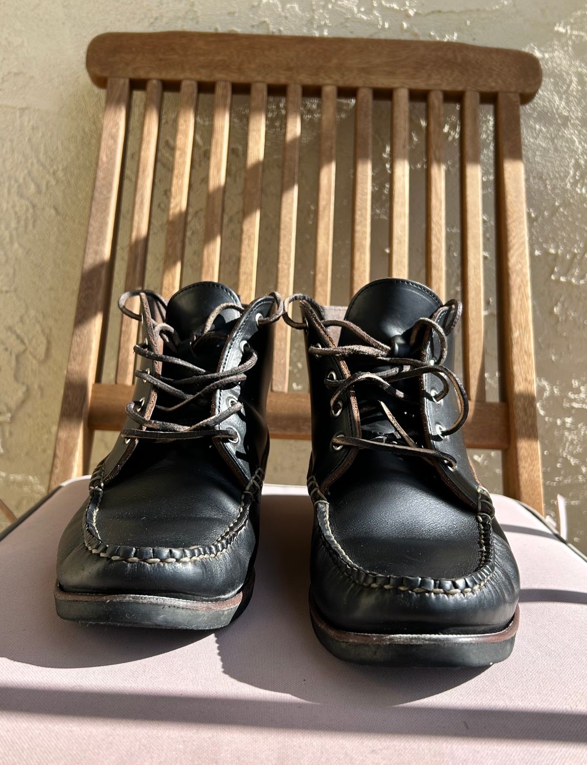 Photo by BxPx on February 5, 2023 of the Eastland Seneca Camp Moc Chukka in Horween Black Chromexcel.