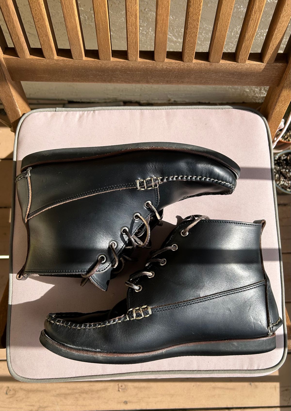 Photo by BxPx on February 5, 2023 of the Eastland Seneca Camp Moc Chukka in Horween Black Chromexcel.