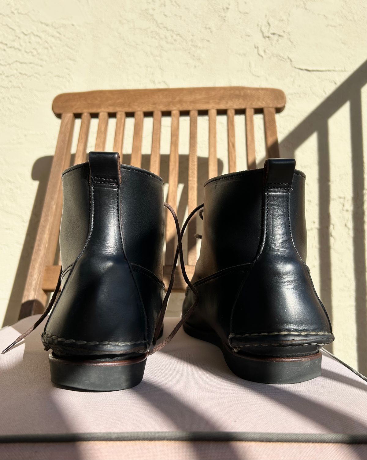 Photo by BxPx on March 5, 2023 of the Eastland Seneca Camp Moc Chukka in Horween Black Chromexcel.