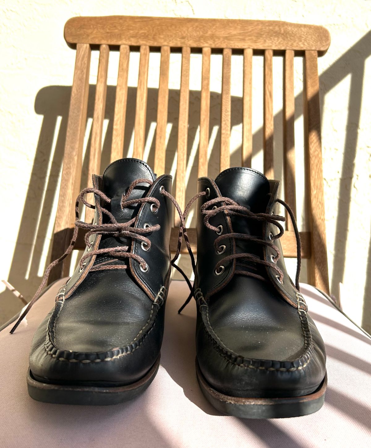 Photo by BxPx on March 5, 2023 of the Eastland Seneca Camp Moc Chukka in Horween Black Chromexcel.