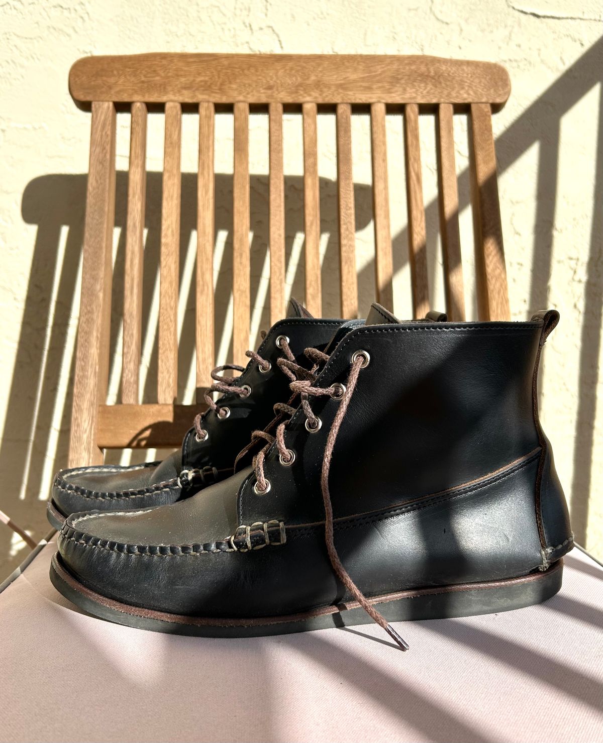 Photo by BxPx on March 5, 2023 of the Eastland Seneca Camp Moc Chukka in Horween Black Chromexcel.