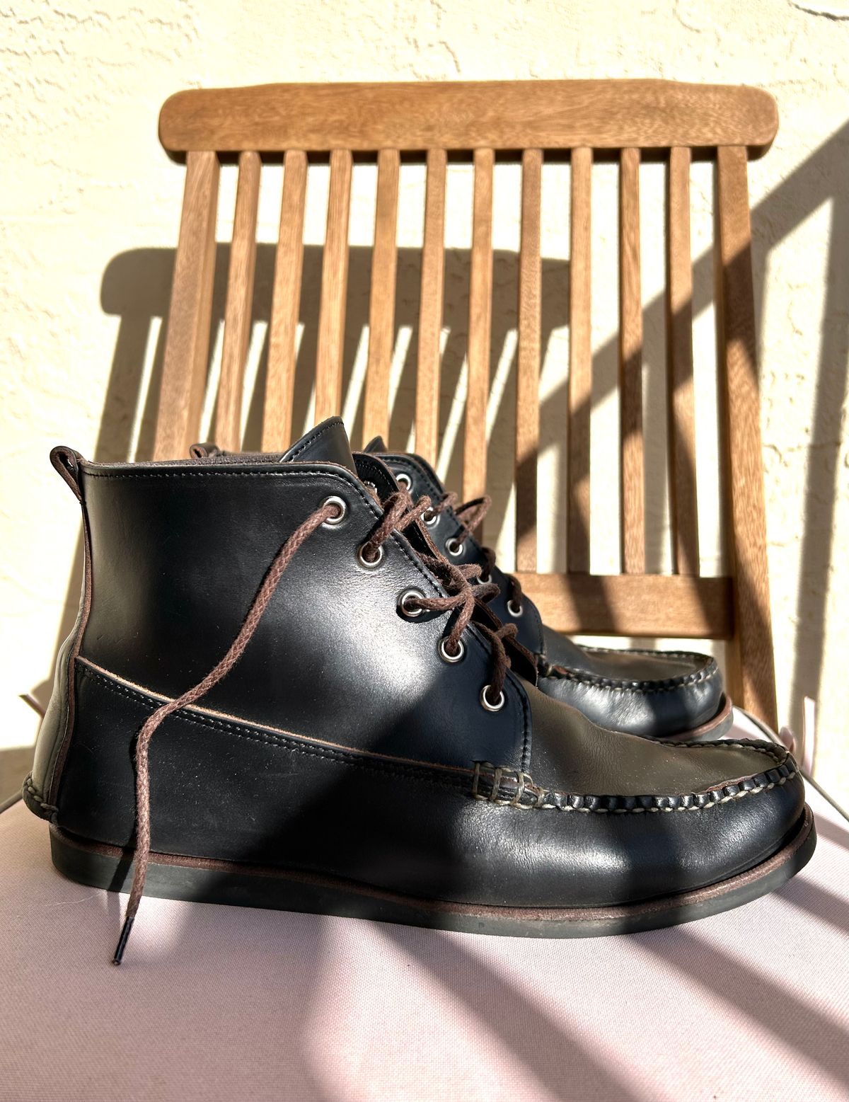 Photo by BxPx on March 5, 2023 of the Eastland Seneca Camp Moc Chukka in Horween Black Chromexcel.