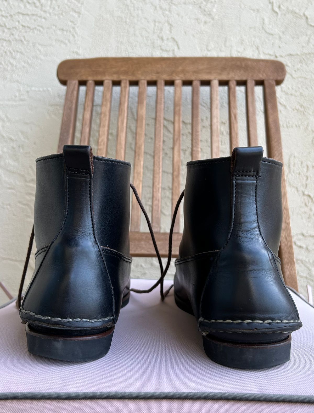 Photo by BxPx on April 3, 2023 of the Eastland Seneca Camp Moc Chukka in Horween Black Chromexcel.