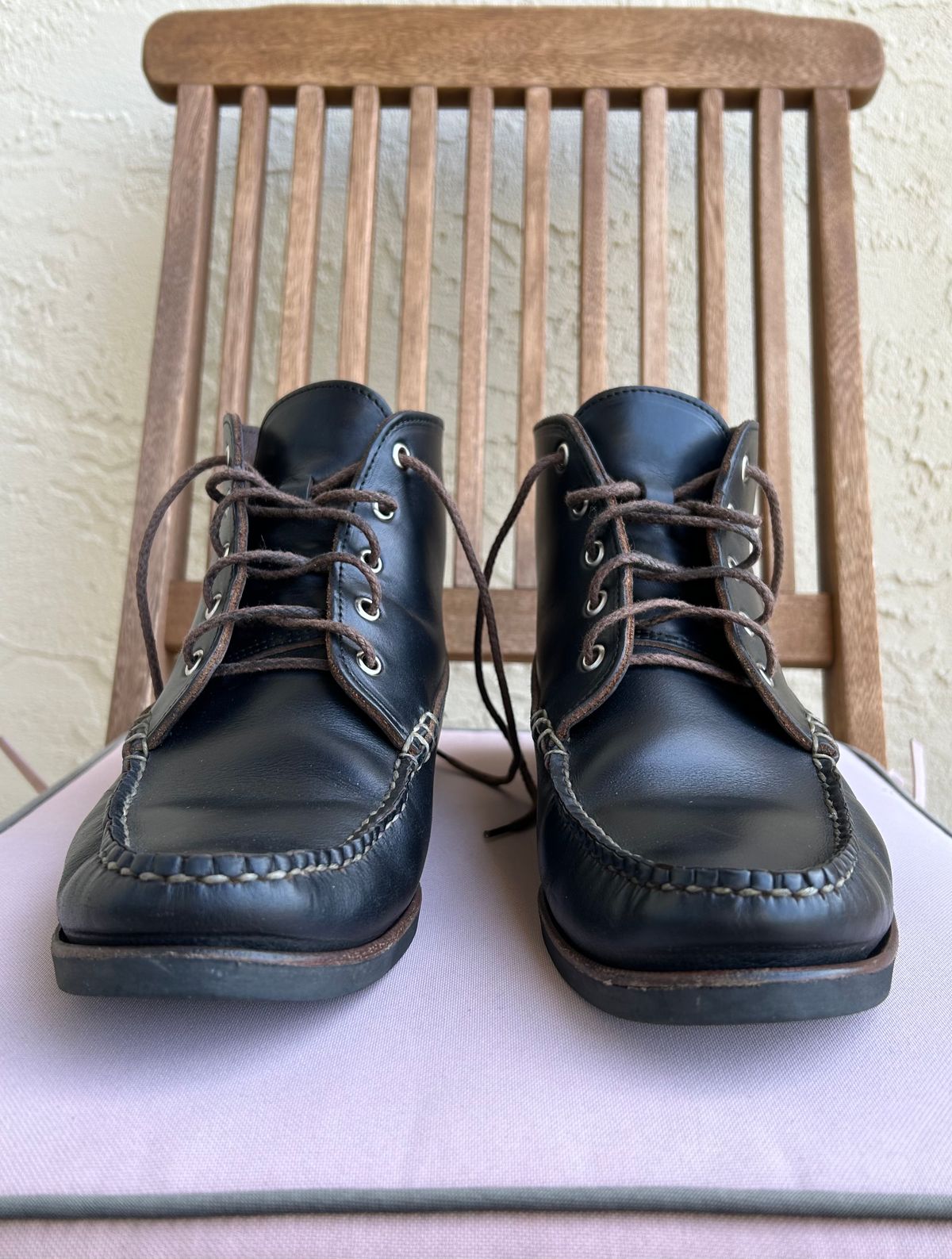 Photo by BxPx on April 3, 2023 of the Eastland Seneca Camp Moc Chukka in Horween Black Chromexcel.