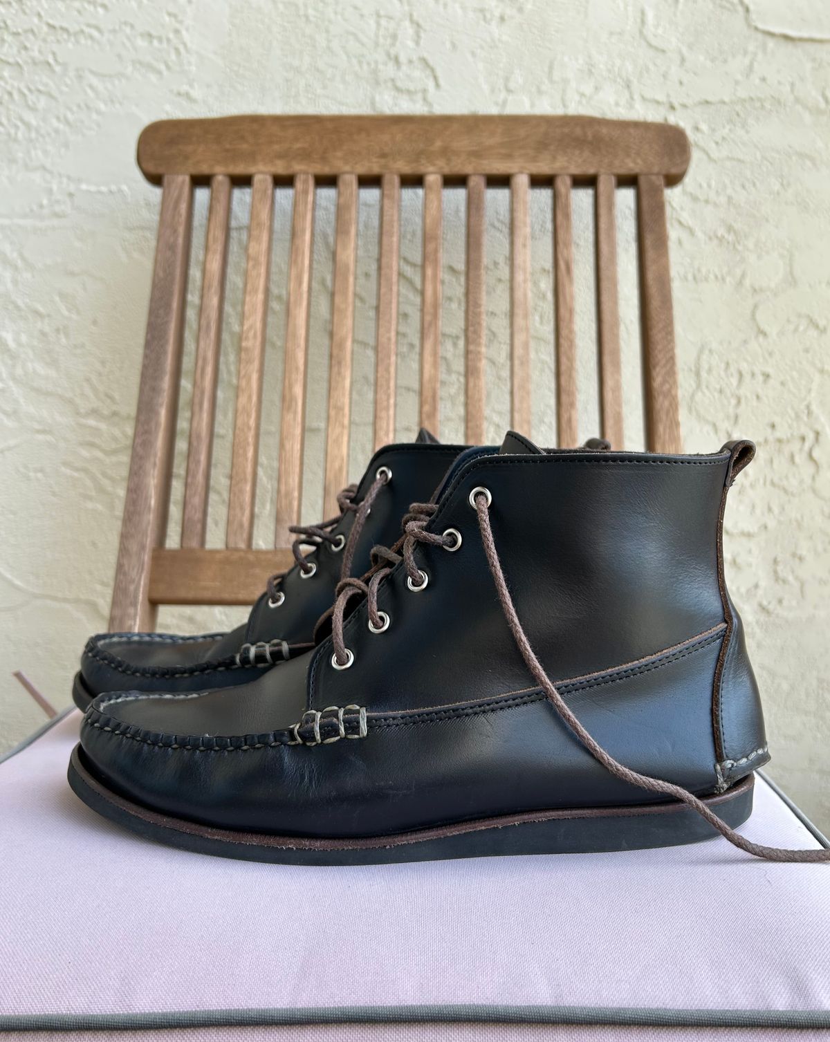 Photo by BxPx on April 3, 2023 of the Eastland Seneca Camp Moc Chukka in Horween Black Chromexcel.