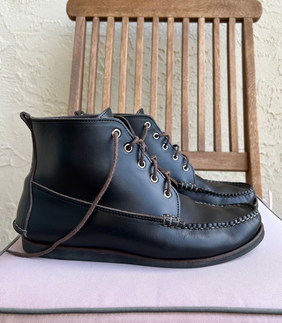 Photo by BxPx on April 3, 2023 of the Eastland Seneca Camp Moc Chukka in Horween Black Chromexcel.