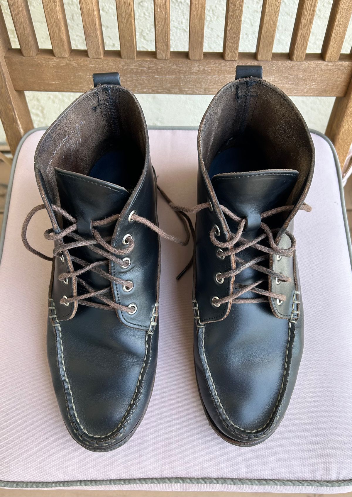 Photo by BxPx on April 3, 2023 of the Eastland Seneca Camp Moc Chukka in Horween Black Chromexcel.