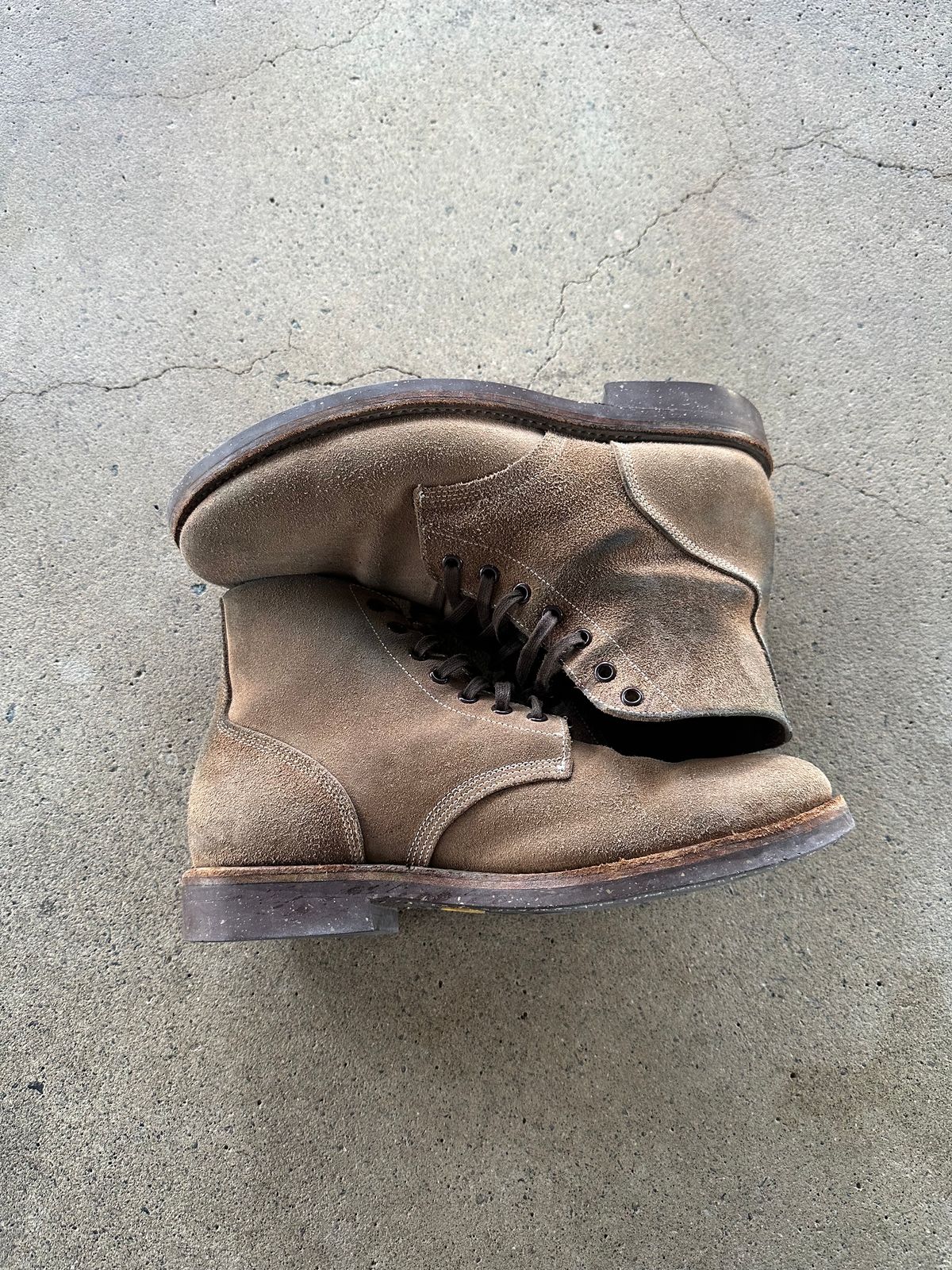 Photo by RuffOutLaGoop on January 5, 2024 of the Oak Street Bootmakers Field Boot in Horween Natural Chromexcel Roughout.