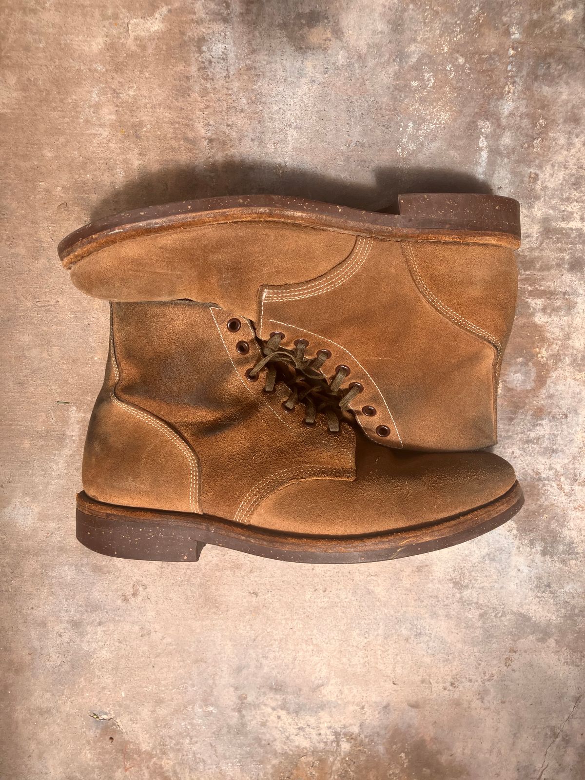 Photo by RuffOutLaGoop on April 5, 2024 of the Oak Street Bootmakers Field Boot in Horween Natural Chromexcel Roughout.