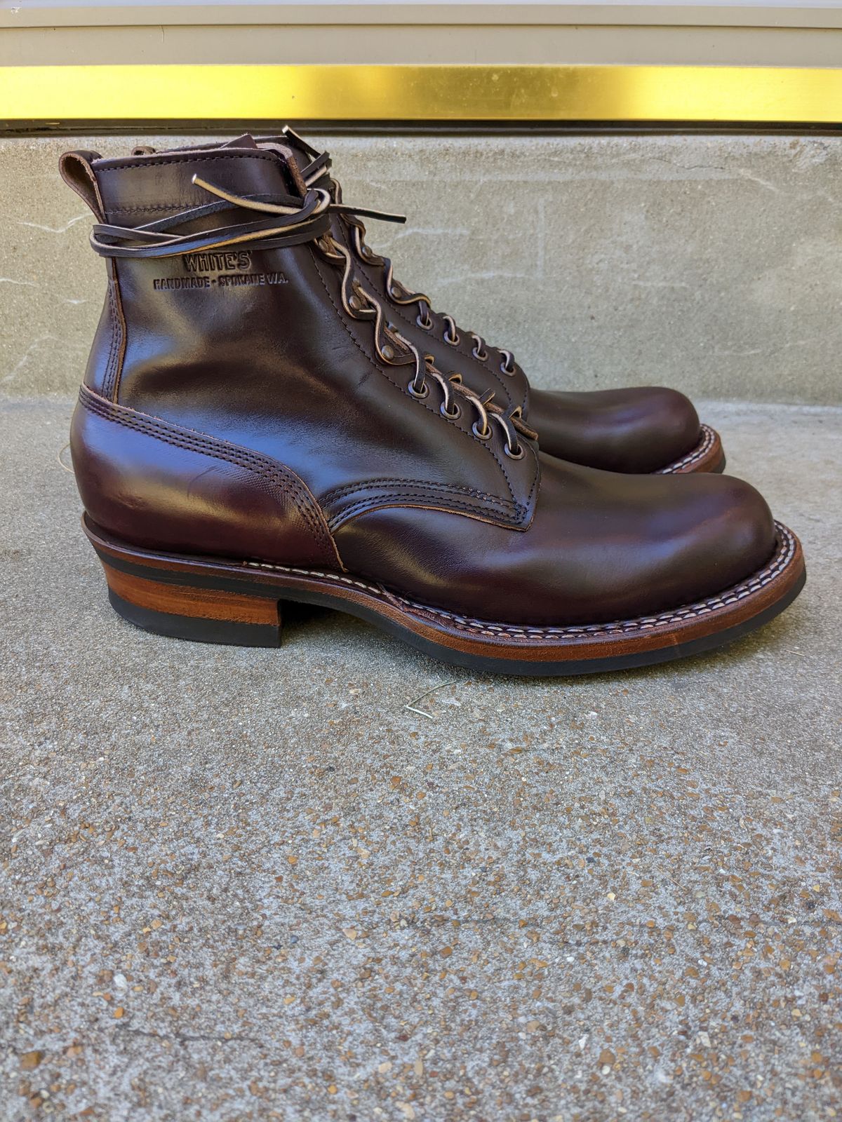 Photo by demo on October 1, 2022 of the White's 350 Cruiser in Horween Burgundy Chromexcel.