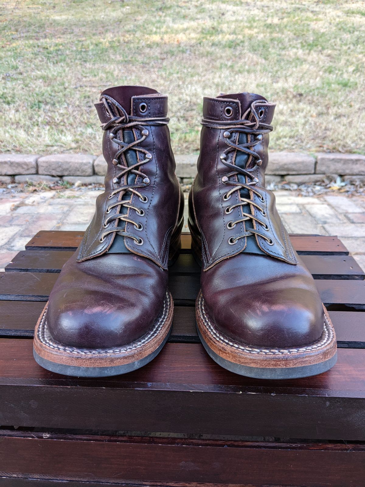 Photo by demo on November 1, 2022 of the White's 350 Cruiser in Horween Burgundy Chromexcel.
