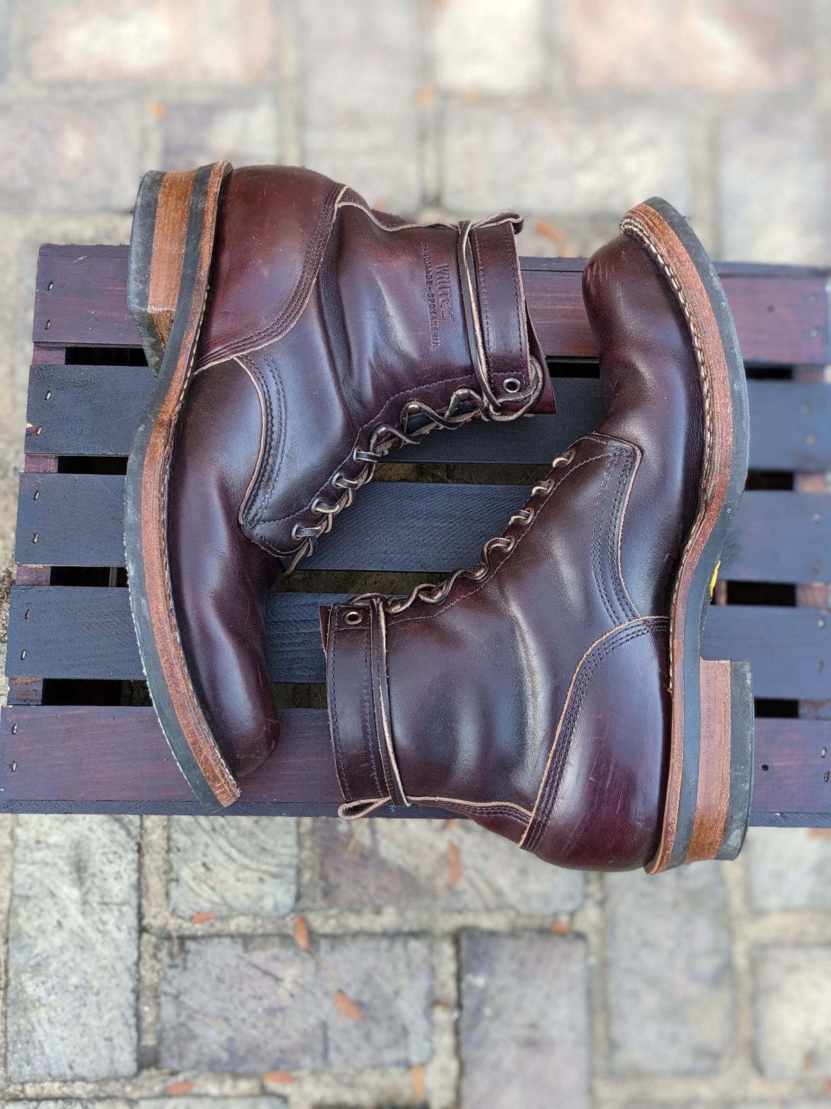 Photo by demo on November 1, 2022 of the White's 350 Cruiser in Horween Burgundy Chromexcel.