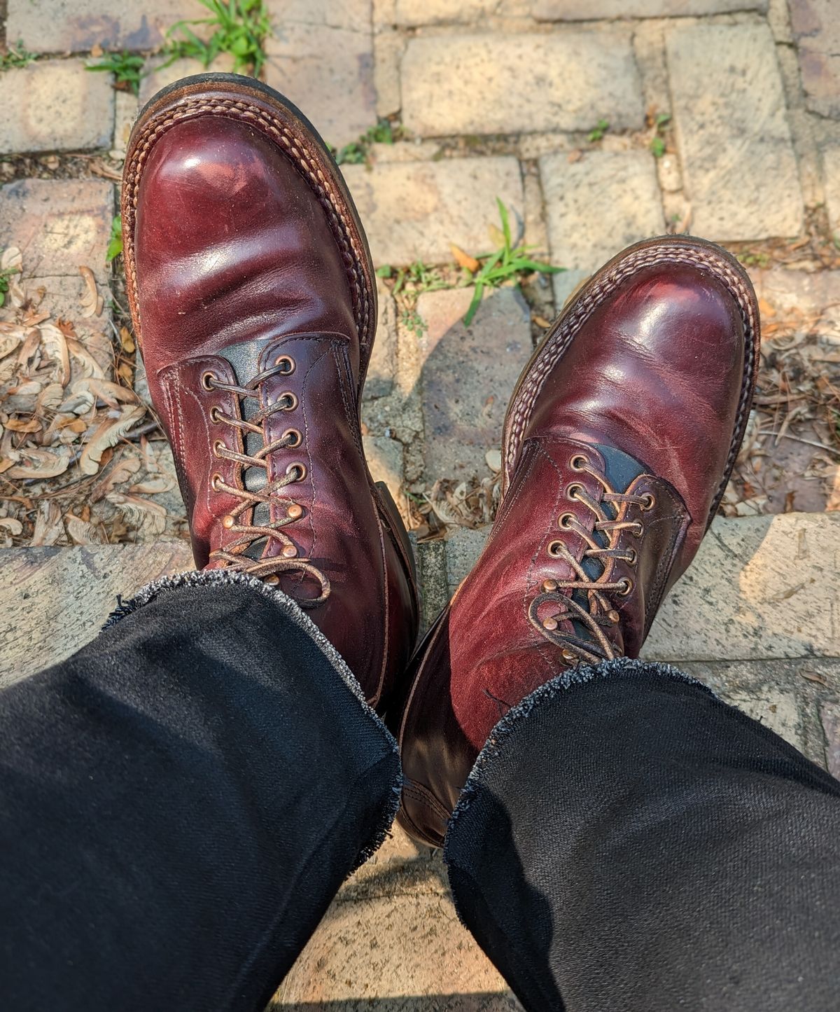 Photo by demo on May 17, 2023 of the White's 350 Cruiser in Horween Burgundy Chromexcel.