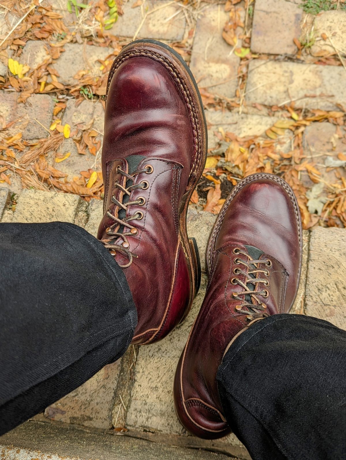 Photo by demo on September 5, 2023 of the White's 350 Cruiser in Horween Burgundy Chromexcel.