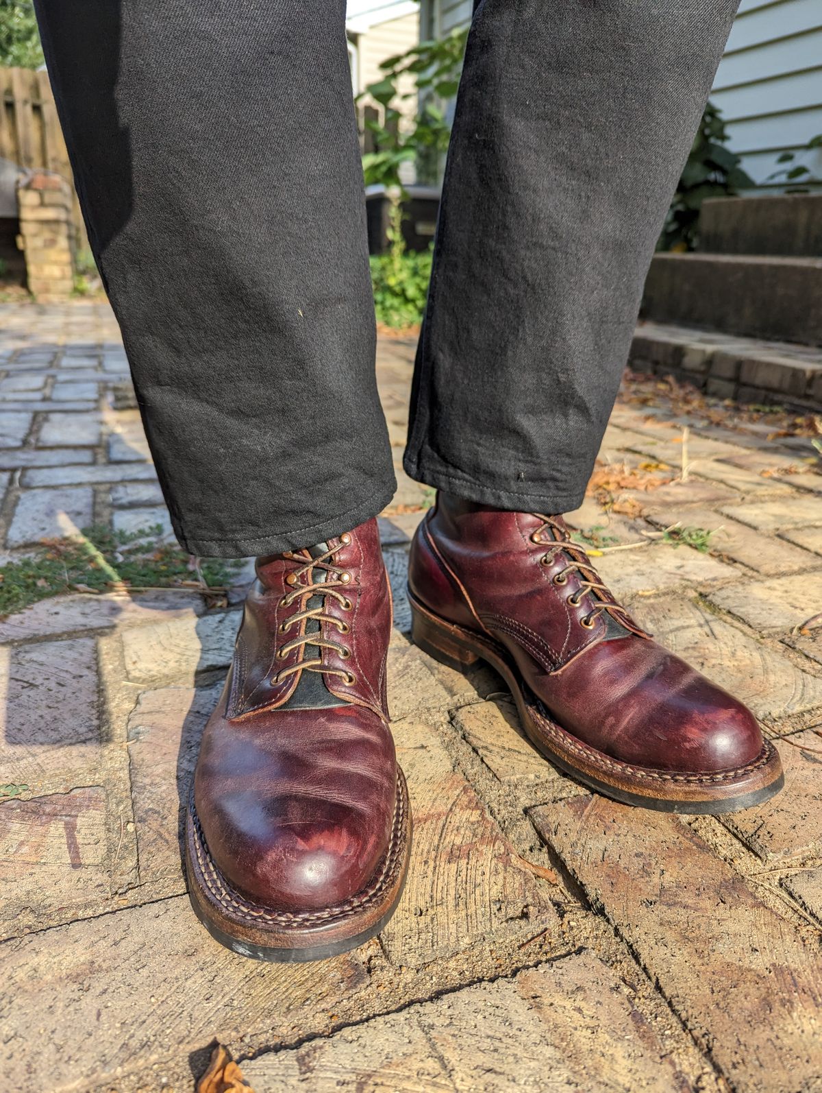 Photo by demo on September 5, 2023 of the White's 350 Cruiser in Horween Burgundy Chromexcel.