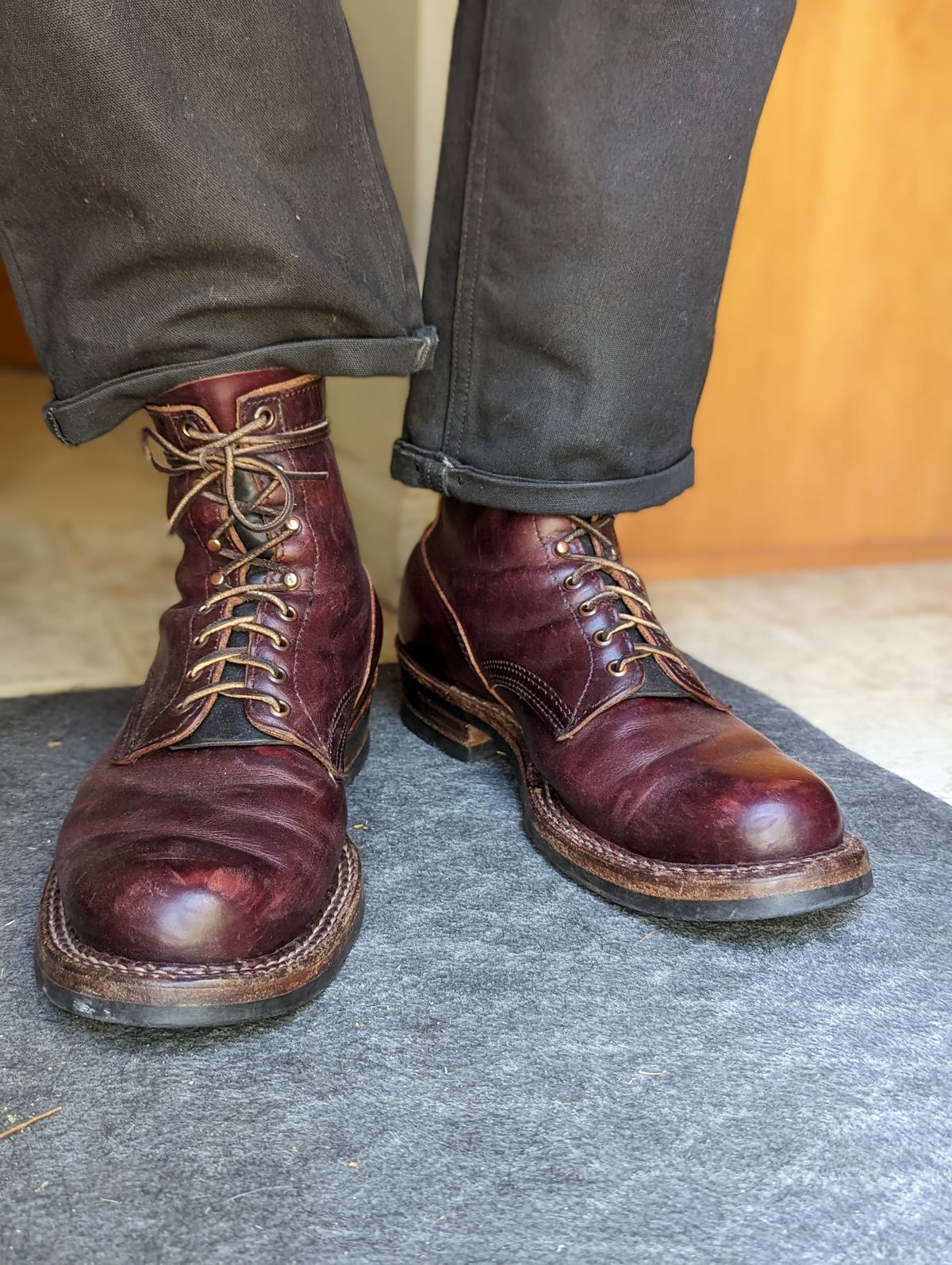 Photo by demo on September 23, 2023 of the White's 350 Cruiser in Horween Burgundy Chromexcel.