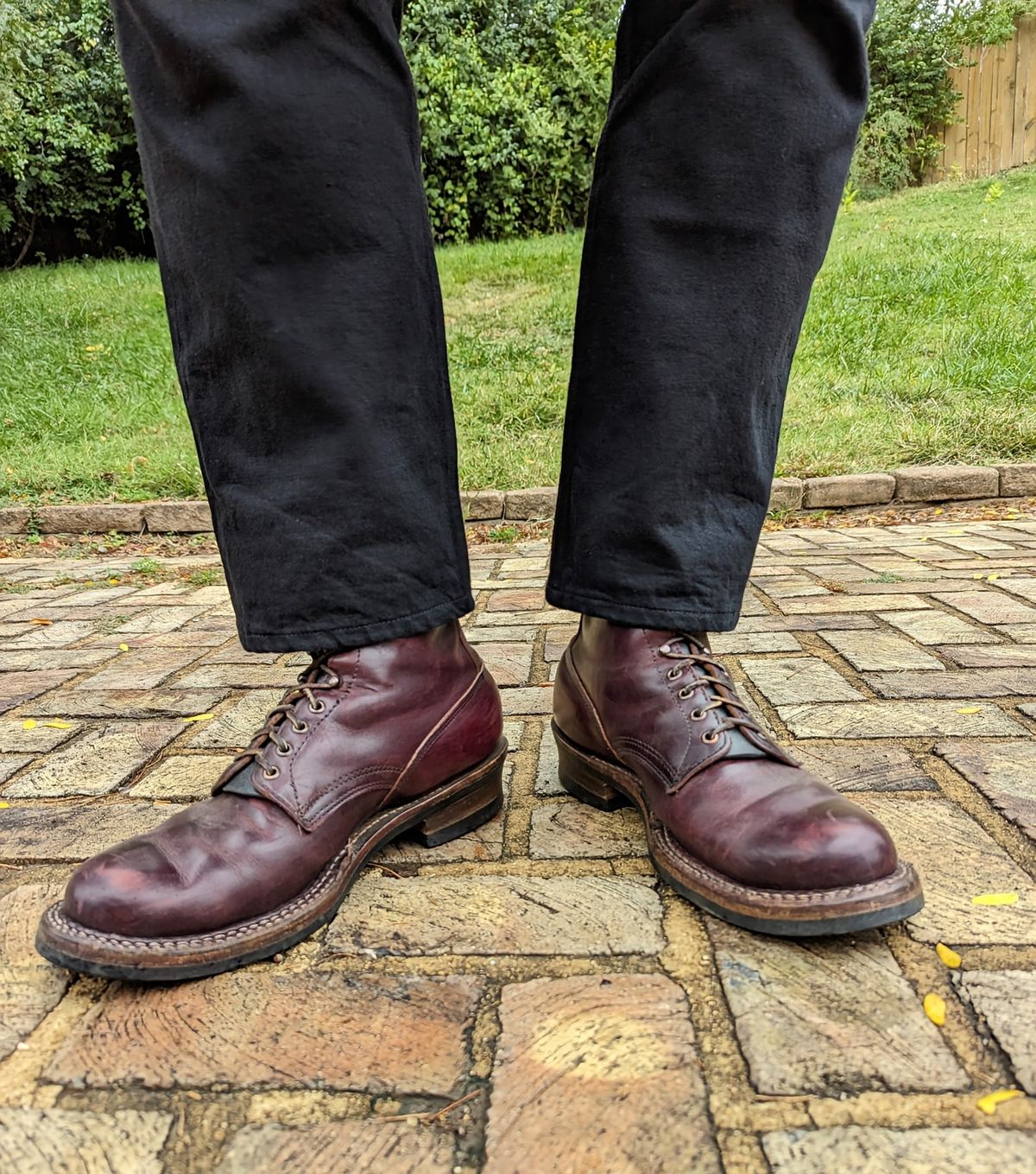 Photo by demo on October 14, 2023 of the White's 350 Cruiser in Horween Burgundy Chromexcel.