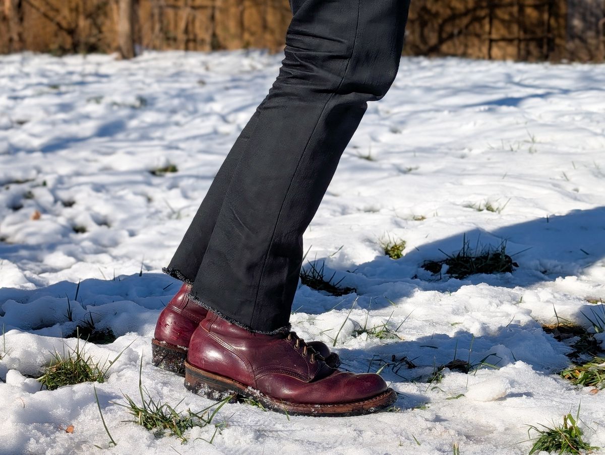 Photo by demo on January 13, 2025 of the White's 350 Cruiser in Horween Burgundy Chromexcel.