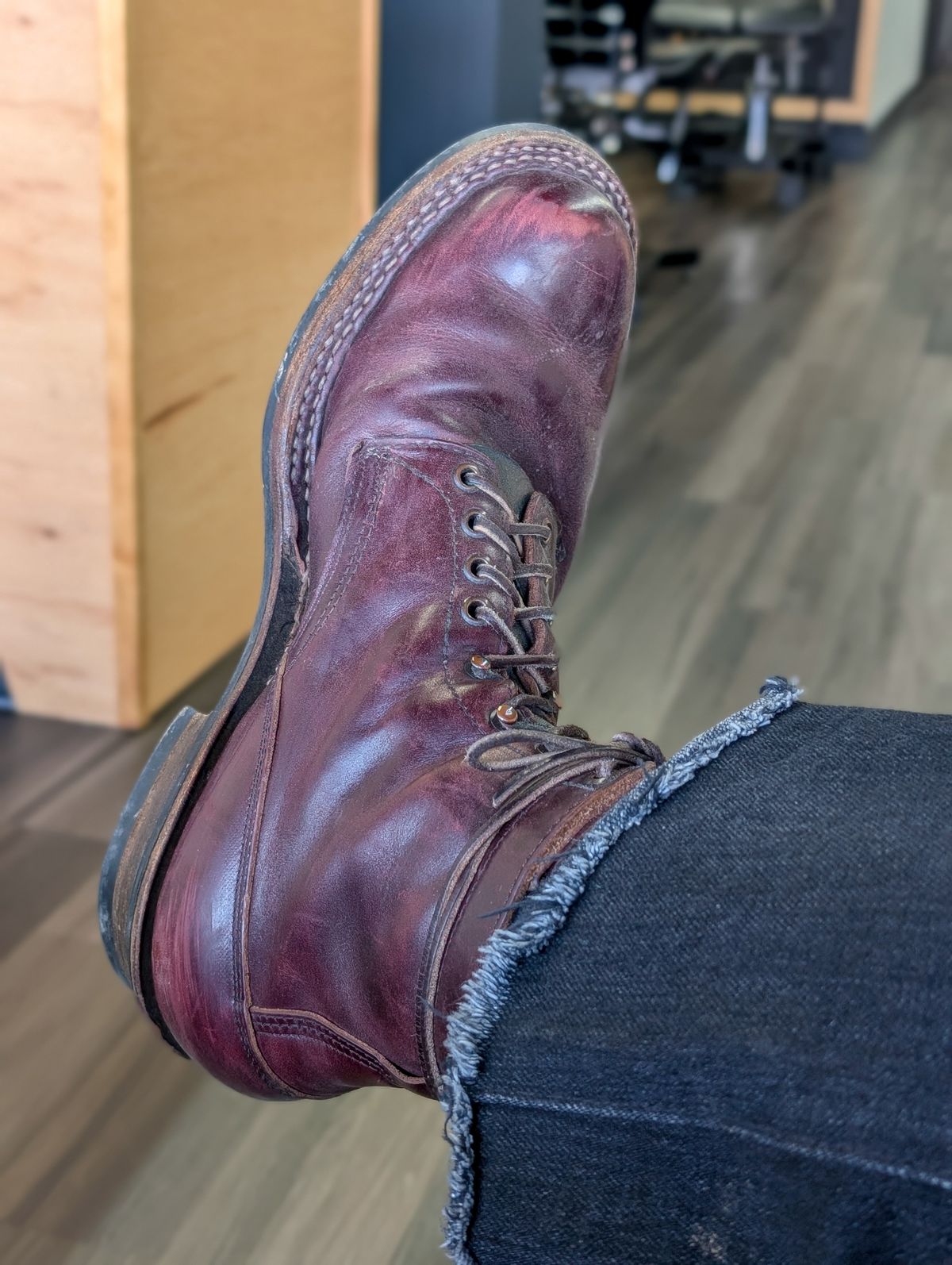 Photo by demo on January 25, 2025 of the White's 350 Cruiser in Horween Burgundy Chromexcel.