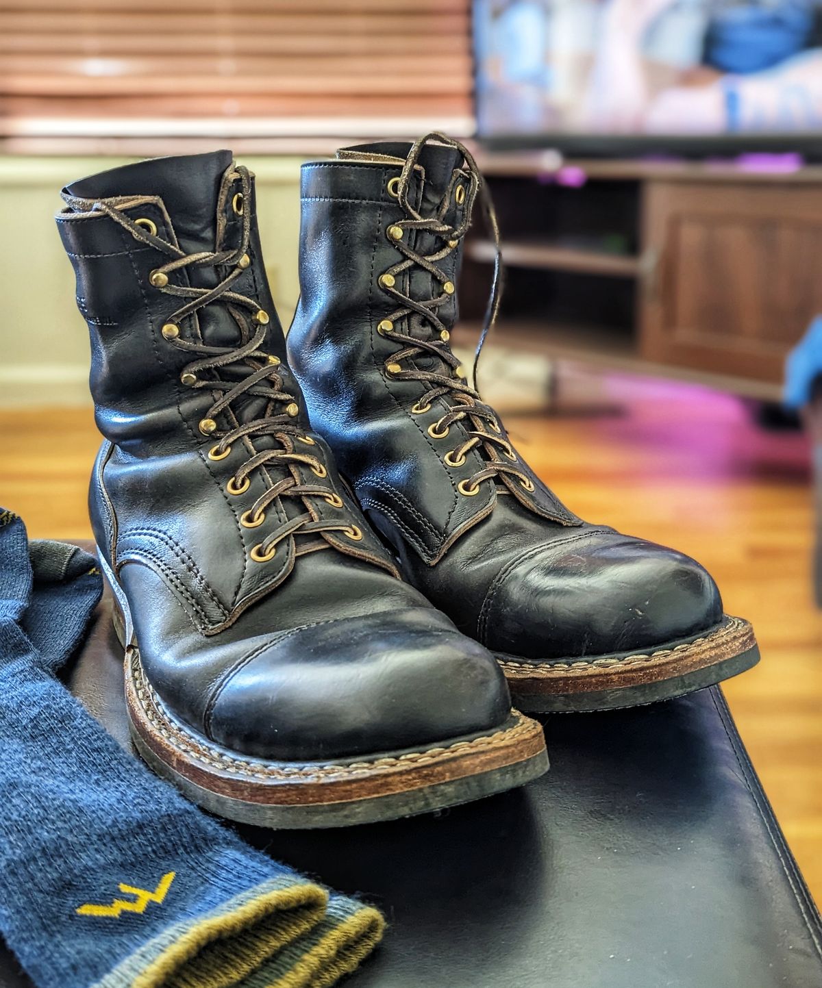 Photo by demo on April 14, 2023 of the White's Bounty Hunter in Horween Black Chromexcel.