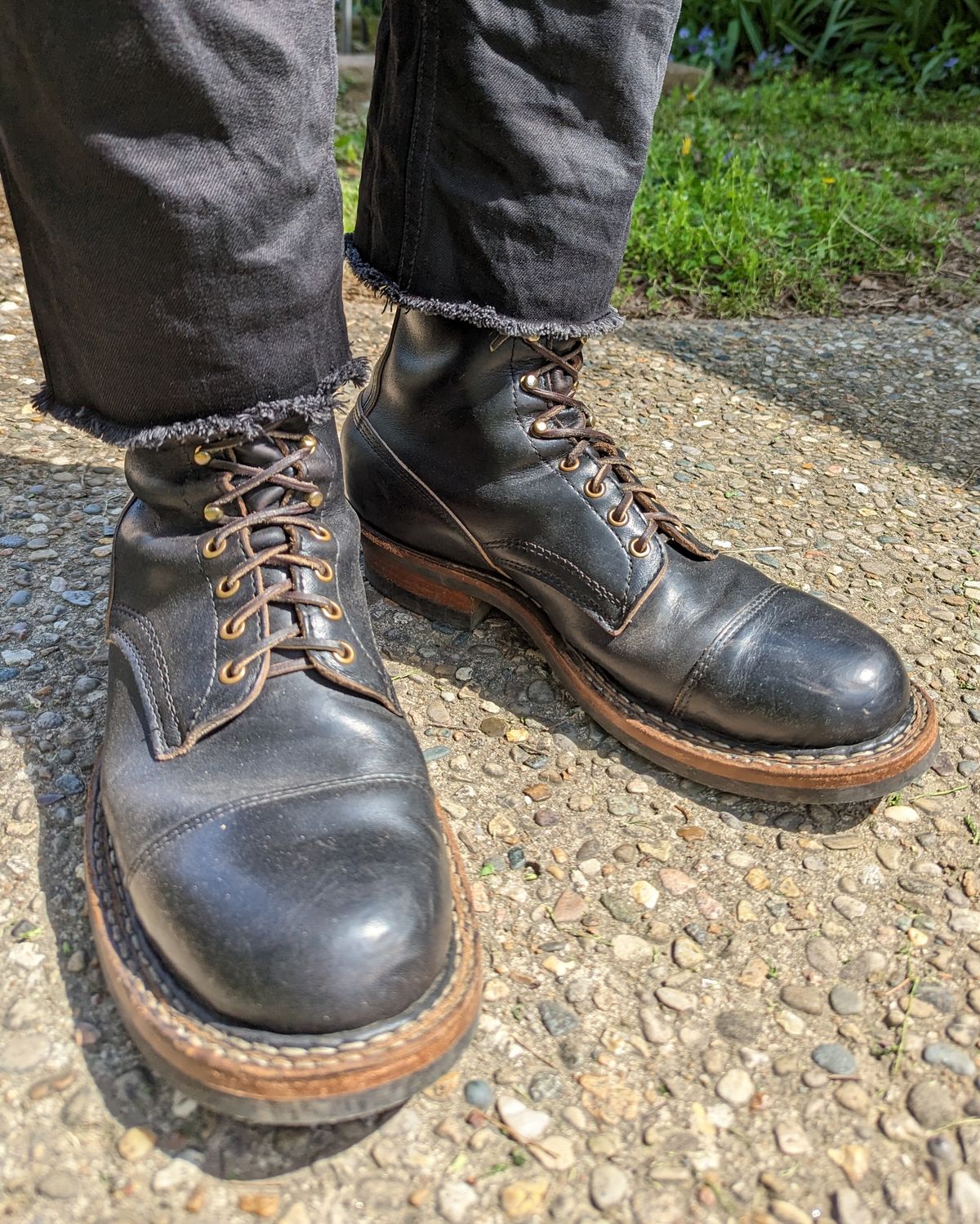 Photo by demo on April 14, 2023 of the White's Bounty Hunter in Horween Black Chromexcel.