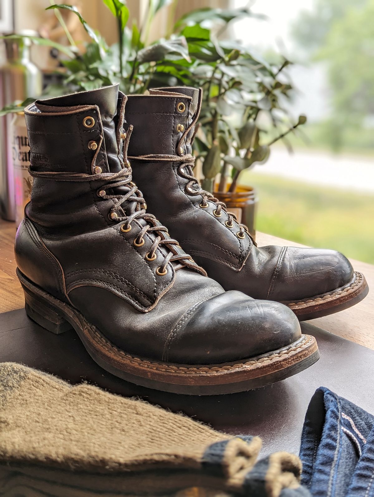 Photo by demo on July 1, 2023 of the White's Bounty Hunter in Horween Black Chromexcel.