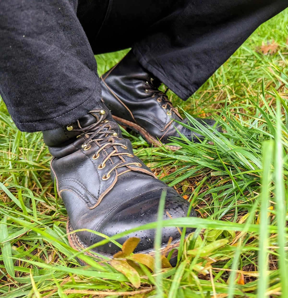 Photo by demo on August 13, 2023 of the White's Bounty Hunter in Horween Black Chromexcel.