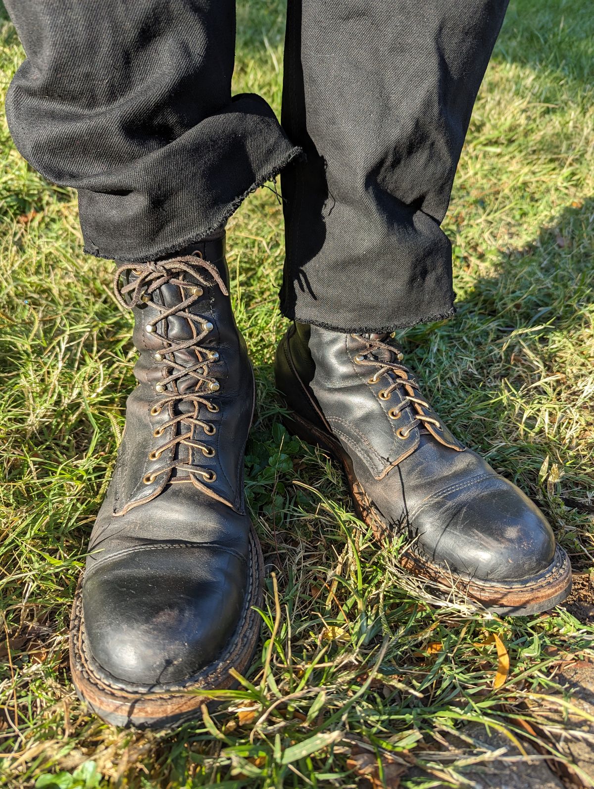 Photo by demo on October 13, 2023 of the White's Bounty Hunter in Horween Black Chromexcel.