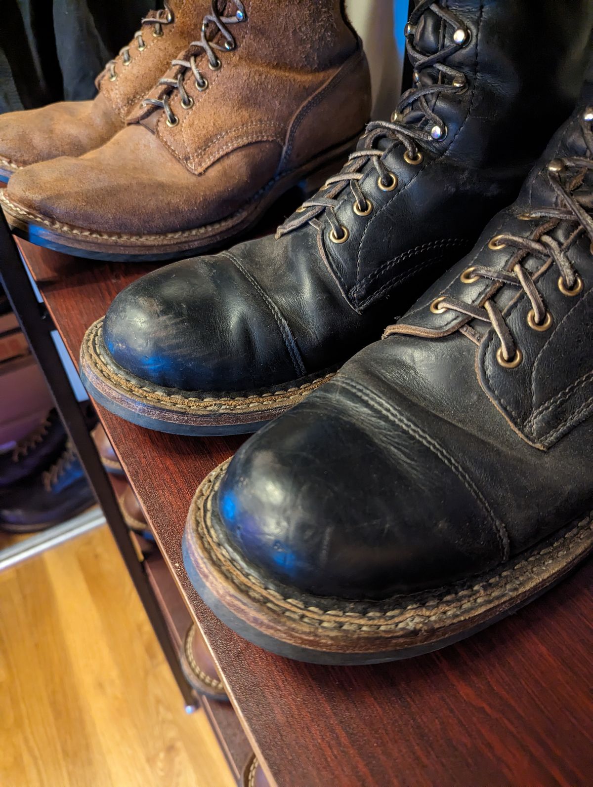 Photo by demo on October 25, 2023 of the White's Bounty Hunter in Horween Black Chromexcel.