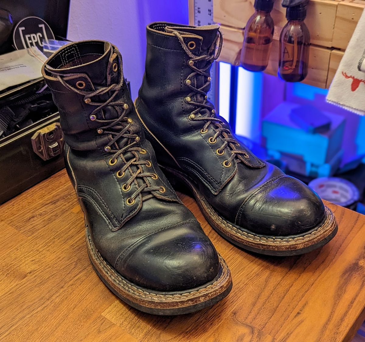Photo by demo on February 17, 2024 of the White's Bounty Hunter in Horween Black Chromexcel.