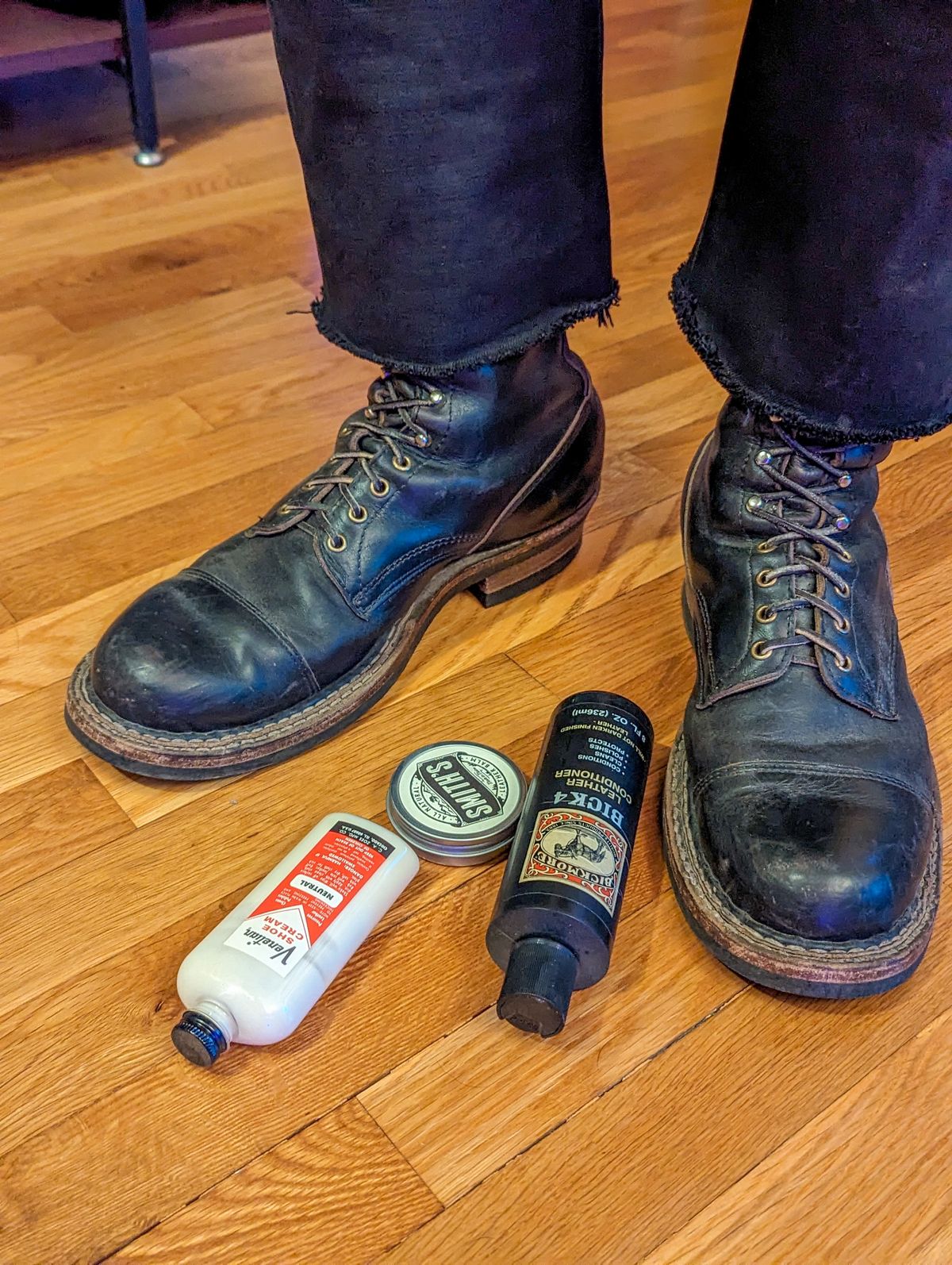 Photo by demo on March 6, 2024 of the White's Bounty Hunter in Horween Black Chromexcel.