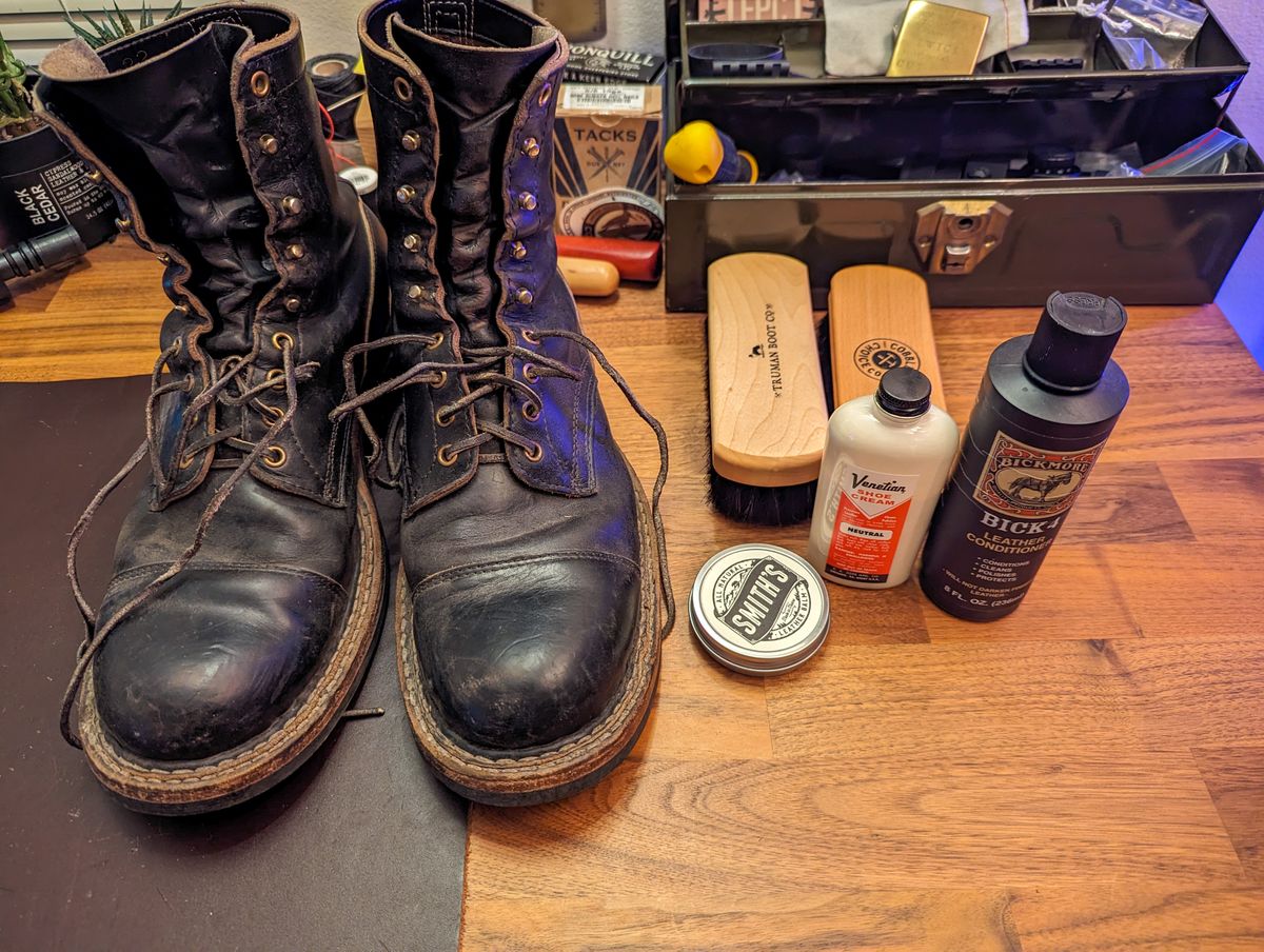 Photo by demo on March 6, 2024 of the White's Bounty Hunter in Horween Black Chromexcel.