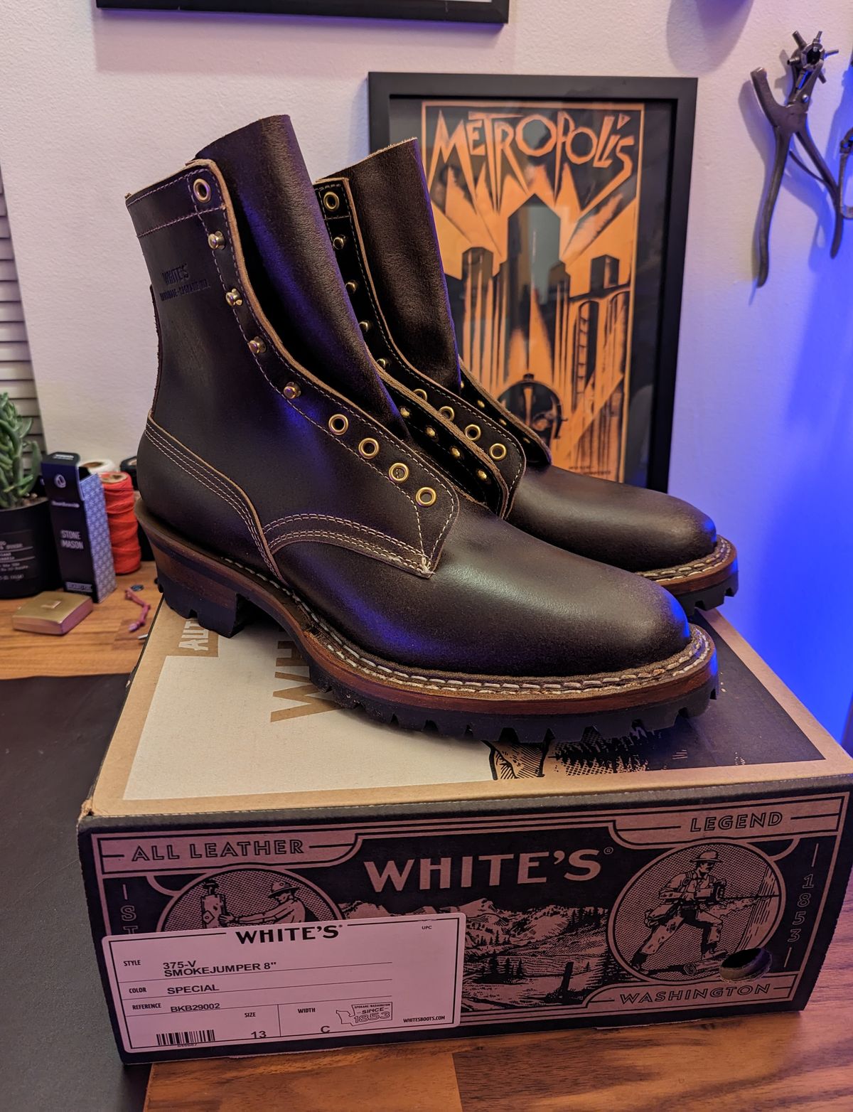 Photo by demo on January 18, 2023 of the White's Bounty Hunter in Horween Olive Waxed Flesh.