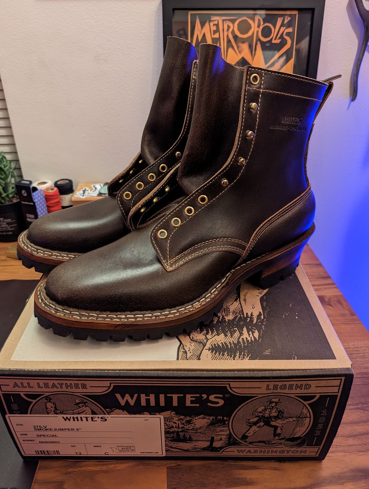 Photo by demo on January 18, 2023 of the White's Bounty Hunter in Horween Olive Waxed Flesh.