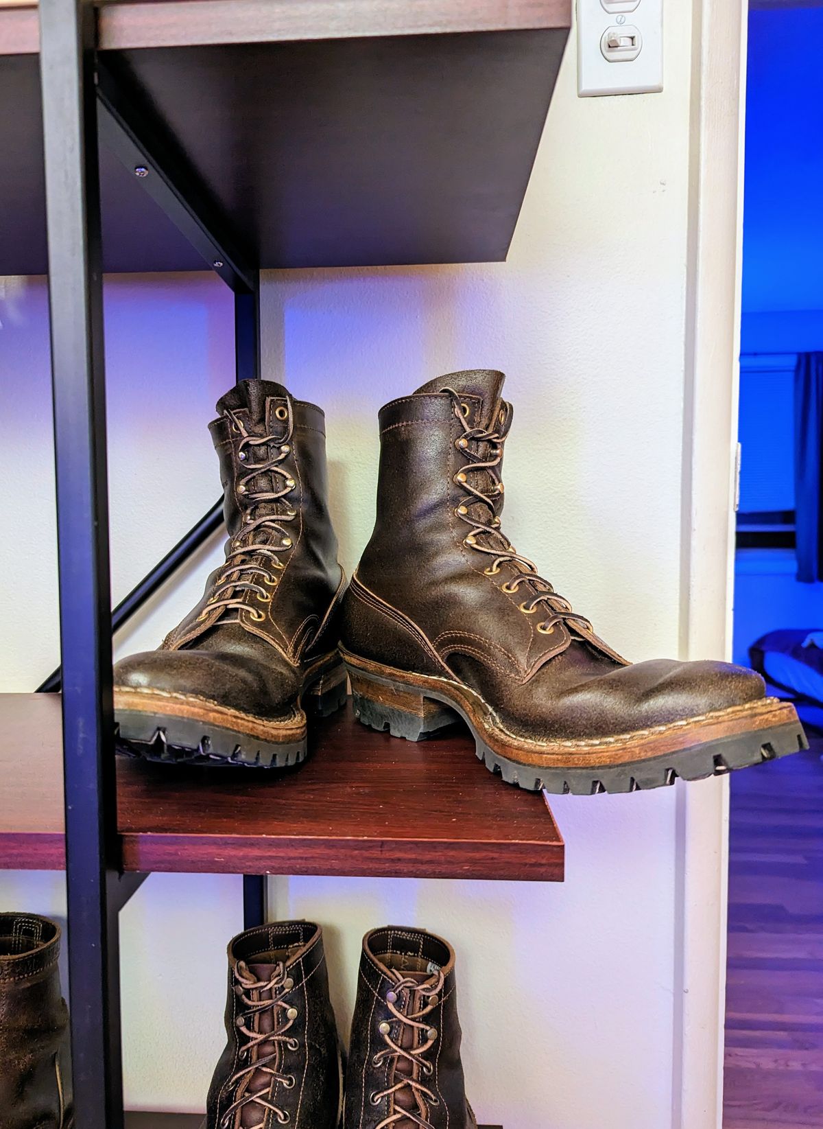 Photo by demo on March 25, 2023 of the White's Bounty Hunter in Horween Olive Waxed Flesh.