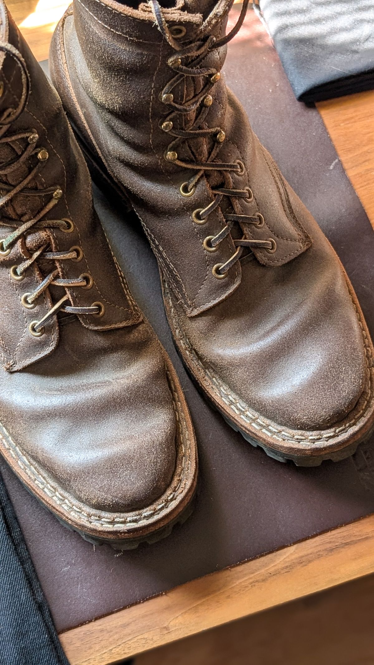 Photo by demo on April 20, 2026 of the White's Bounty Hunter in Horween Olive Waxed Flesh.