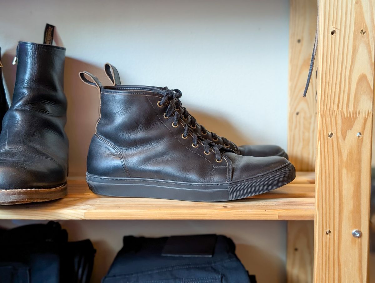 Photo by demo on July 3, 2025 of the Goral SMUGS 2.0 in Horween Black Chromexcel.
