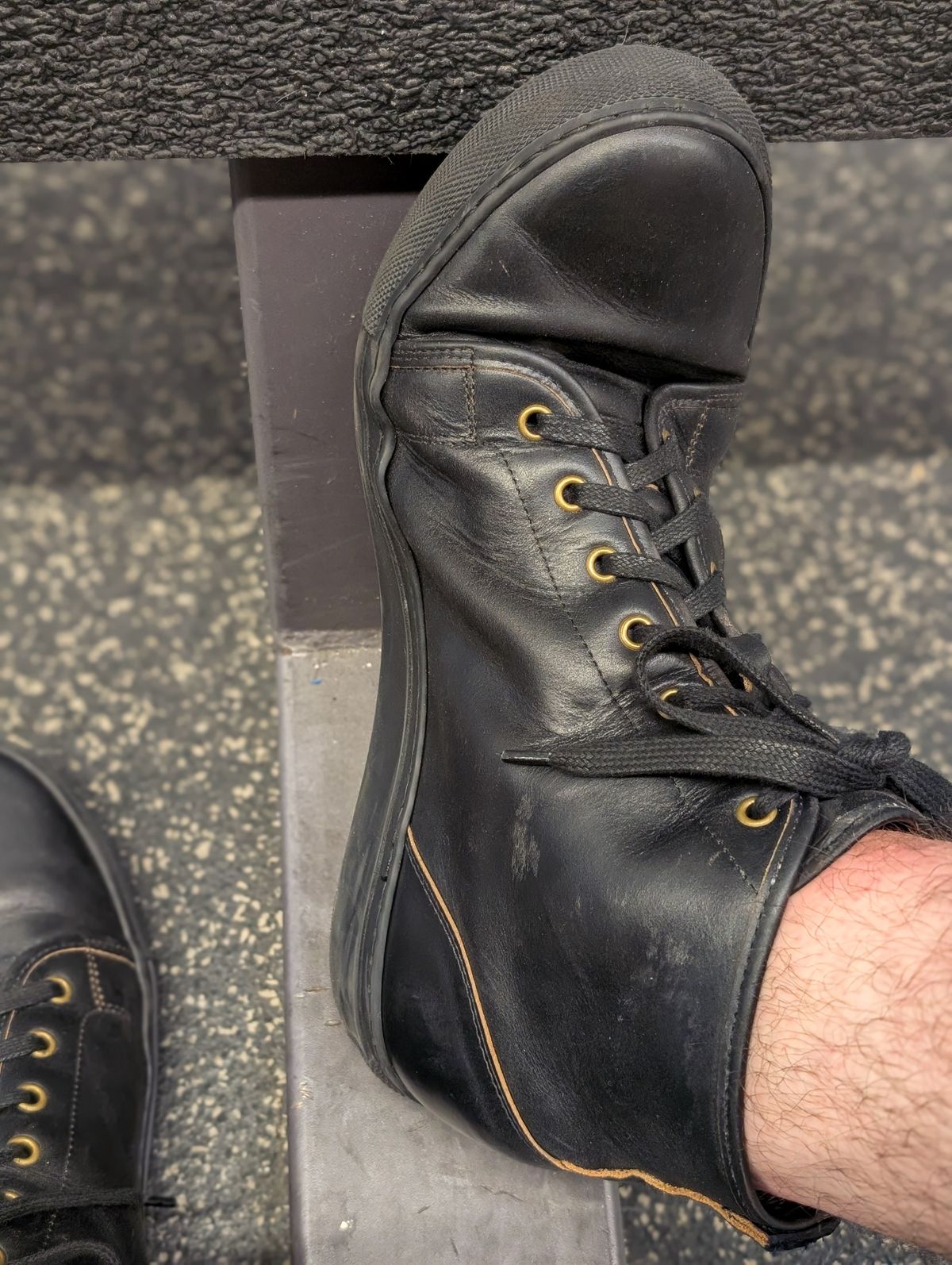 Photo by demo on August 7, 2025 of the Goral SMUGS 2.0 in Horween Black Chromexcel.