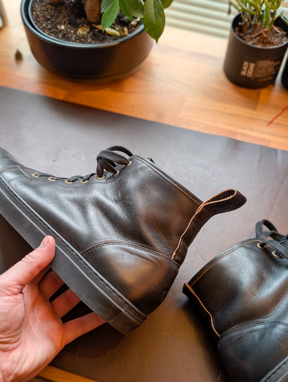Photo by demo on July 19, 2025 of the Goral SMUGS 2.0 in Horween Black Chromexcel.